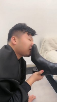 【素人星探】开发素人学生主长靴黑丝踩虐 bf23266