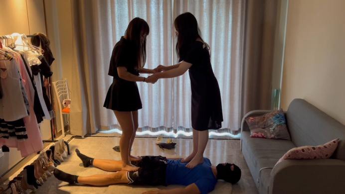 珂玥带18岁妹妹玩踩踏踢裆让狗奴舔脚-珂玥教坏素人妹妹-语言羞辱超刺激 YC-220704-4