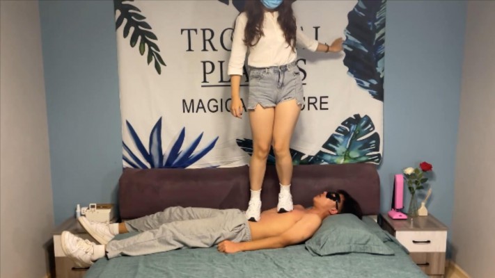 【猫猫大人工作室】全体重踩踏19岁的瘦毯子 YC-211011-10