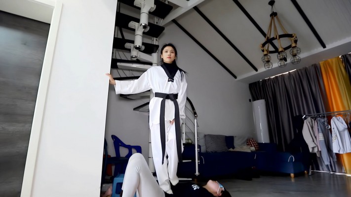 【惑心】跆拳道美女臭脚要狗命_HD绳艺资源