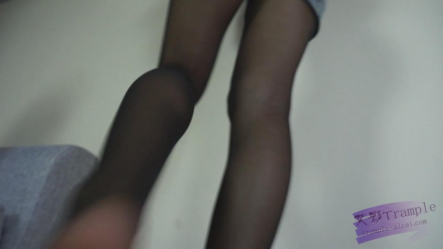 纯纯黑丝休闲鞋踩踏，特写黑丝