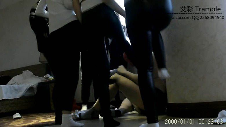 【七小主】众多女生臭脚围殴头套男