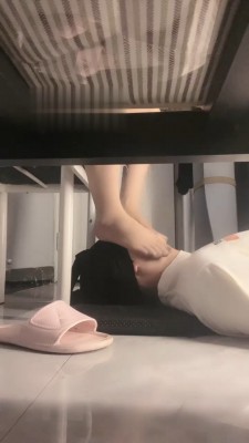 【万一】臭脚无意识踩脚垫 bf19492