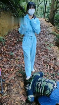 【暴力美学】户外调教-你把鞋底刷舌头/踩踏/藤条sp bf22013