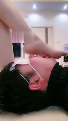 【罗宾】黑丝裸足踩狗脸 bf21663