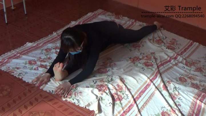 跆拳道女教练防身术演练