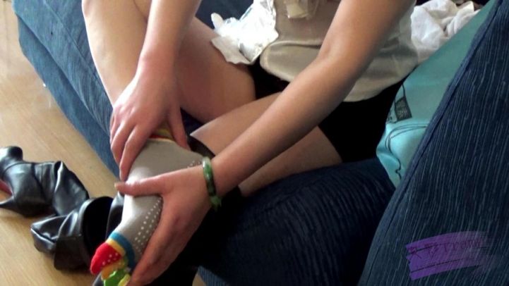 玥玥过膝黑色高筒靴扭伤按摩