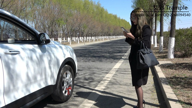 变态司机花光工资让拜金女羞辱