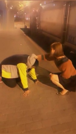 大马路玩狗-跪着让路人看-耳光扇的啪啪响_HD绳艺资源