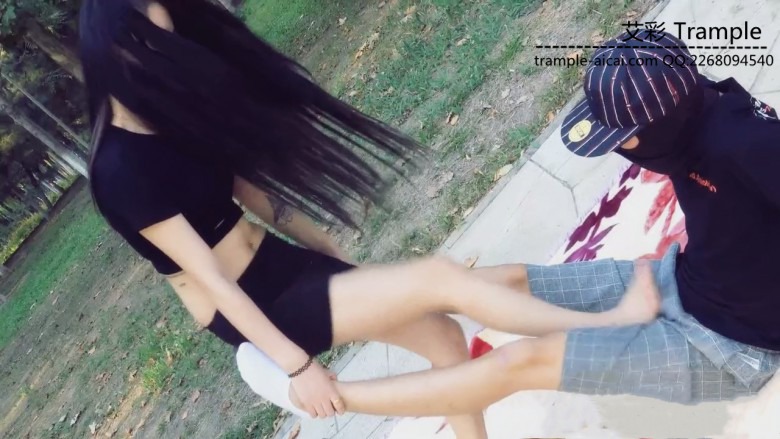 美女公园教闺蜜踢裆虐蛋（有花絮） 180624-6