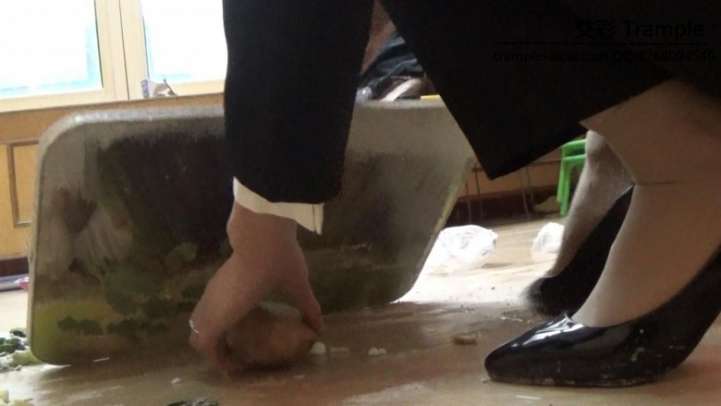 职业装木板压碎