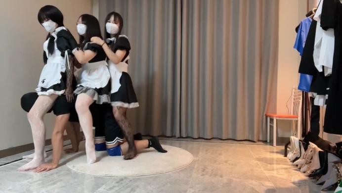 【珂玥】三女仆小姐姐调戏玩弄女仆小姐姐丝袜美脚跳踩踢打闻脚群虐臭狗奴YC-220719-4