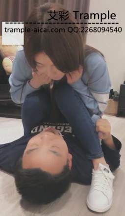 【艾丝女主】VIVI牛仔裤运动鞋调教贱狗