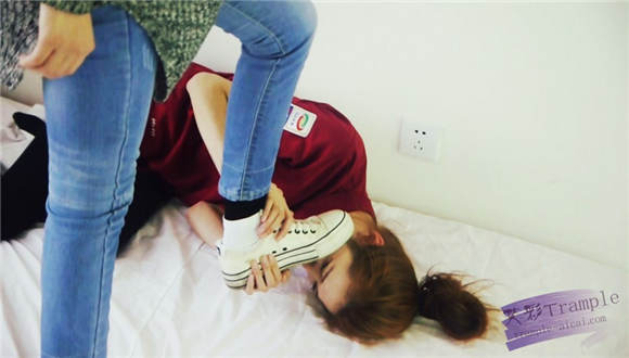 至尊LULU女女侮辱 校花儿大战之不打你，你骨头痒 G-NV-178