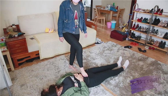 艾丝指导两高中妹子互踩，最后艾丝也忍不住上去踩了两脚 G-NV-216