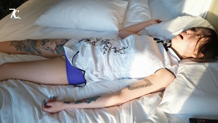 7C 闷死纹身丝袜女