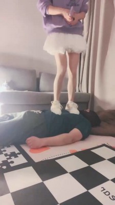 【桃子老师】学生S小白鞋白袜踩踏 bf20005