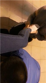 vivi-户外惊险遛狗过马路