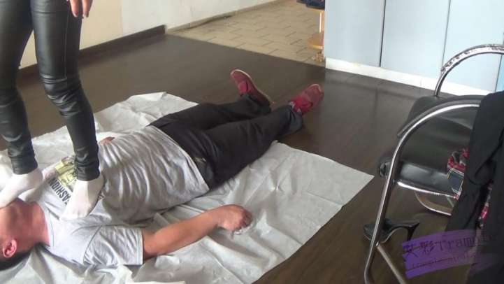 女生骑乘白袜玩脸.