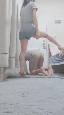 【灵竹】高跟肉丝踩踏脚奴 bf11826