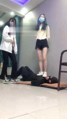 【精神小妹】被素人学生主群调群虐【续集】 bf17798