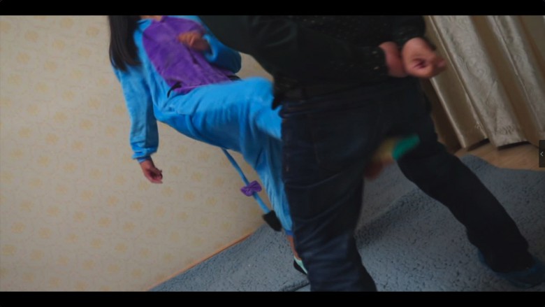 洛芸睡衣无作假暴力踢裆