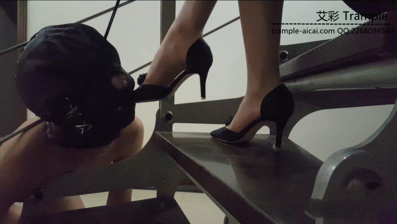 最新艾丝女王居家系列—–楼梯间调教贱狗