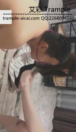 VIVI调教夫妻奴强迫圣水踹头