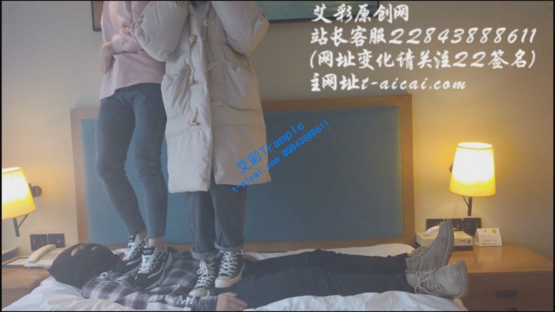 【小彤双人踩踏】和篮球姐姐在哥哥身上玩耍 YC-200109-5