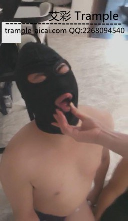 VIVI美鞋玉足调教俩家奴喂食