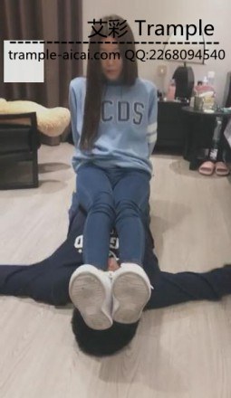 【艾丝女主】VIVI牛仔裤运动鞋调教贱狗