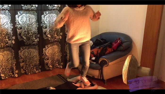 素人髒耐克玩踩女m！