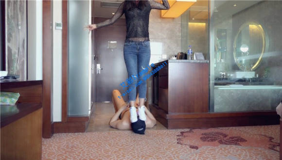 小默牛仔裤白袜运动鞋调教