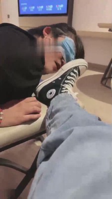 【橘子没熟】让母狗舔脏匡威 bf18041