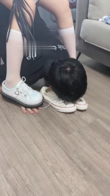 【欣欣】白丝萝莉主踢裆贱狗舔脚 bf17514