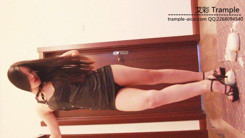 明妃女王第一人称踩踏食物