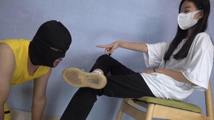 【南国原创】新S小樱霸气惩罚渣男，脏鞋子羞辱，踩踏，耳光，辱骂，踢裆踩YC-220822-5