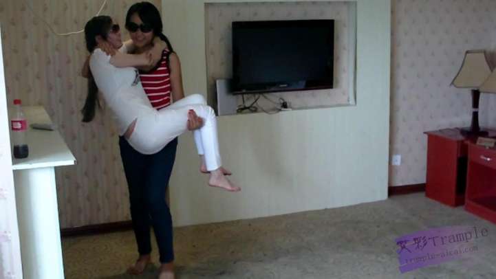 丽莎小薇坐腿抗抱