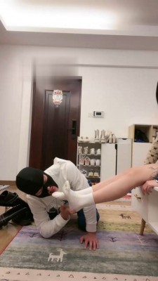 【奈奈生】惩罚偷闻袜子的家奴 bf22008