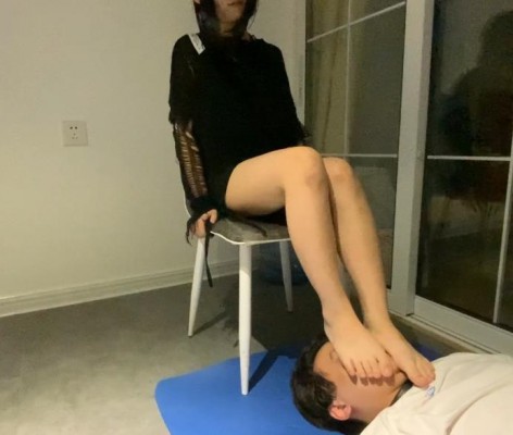 新开发精神小妹辱骂俏皮凌辱【萝莉酱】真实校园太妹跳踩舔脚语言羞辱 YC-220820-4