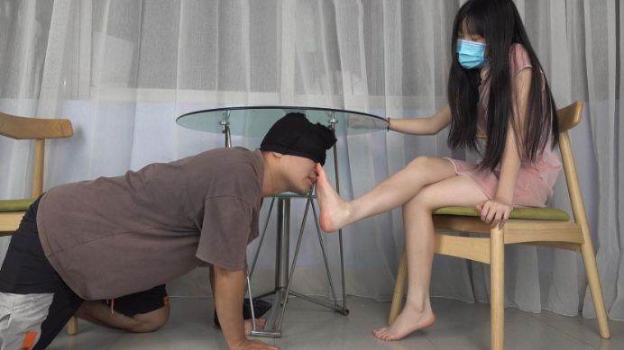 【南国原创】古灵精怪美女S宝儿和同学猜拳，输的要被对方踩在脚下玩弄 YC-220622-2