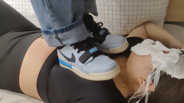 【珂珂女m】回归新作：被00后小彤全体重在身上踩鞋印 YC-221102-4