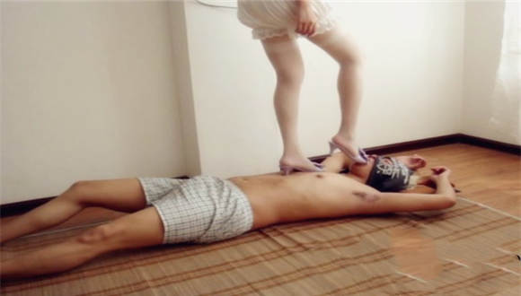 美丝凉拖暴力踩踢+超享受玉腿丝足按摩