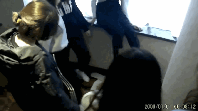 不良少女圈踢套头猥琐男