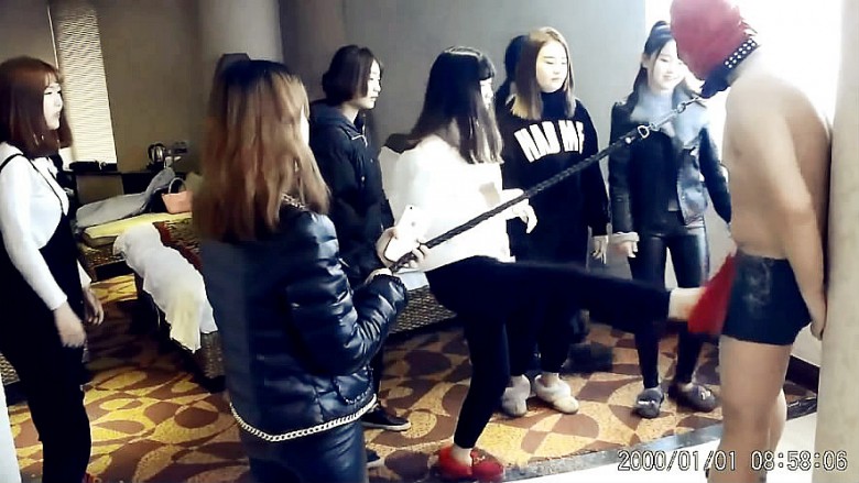 不良少女圈踢套头猥琐男