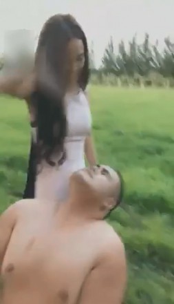 冷柔精彩户外爬行比赛遛狗