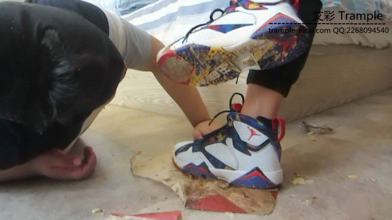 篮球长腿美女aj脏篮球鞋踩踏喂食语言羞辱