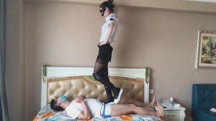 【活力诗曼】残酷诗蔓的美靴虐蛋审讯