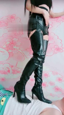 【兔粉粉】皮靴全体重踩踏跳舞 bf21681