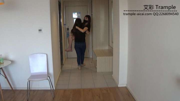 女女扛抱骑脖子